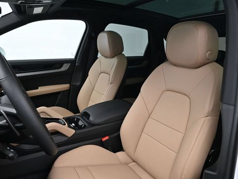 Certified 2026 Porsche Cayenne AWD/4WD image 5