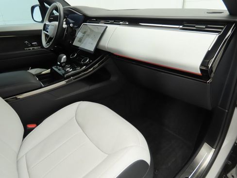 Used 2023 Land Rover Range Rover Sport SE Dynamic image 16