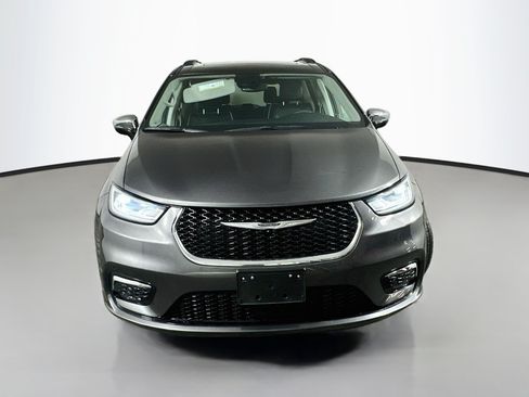 Used 2023 Chrysler Pacifica Limited FWD image 2