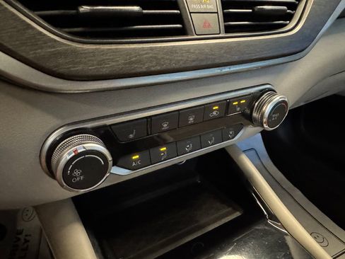 Used 2024 Nissan Altima 2.5 SV w/ SV Premium Package FWD image 11