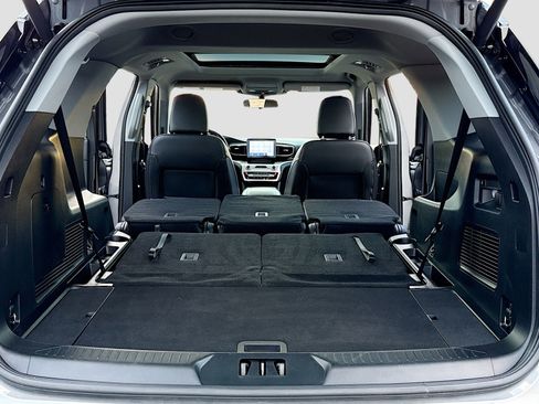 Used 2022 Ford Explorer XLT w/ Equipment Group 202A image 7