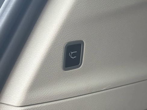 Used 2024 Chrysler Pacifica Touring-L FWD image 17