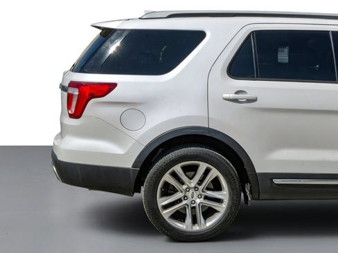 Used 2017 Ford Explorer XLT w/ Equipment Group 202A FWD image 6