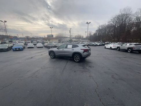 Used 2025 Chevrolet Trax LT w/ LT Convenience Package image 16