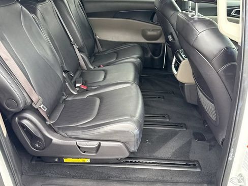 Used 2025 Kia Carnival FWD image 15