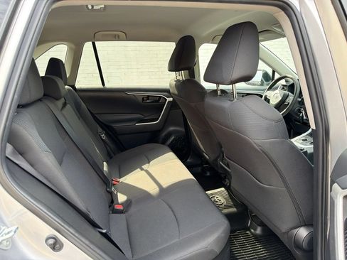 Used 2021 Toyota RAV4 LE AWD/4WD image 9