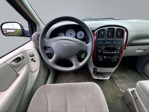 Used 2005 Chrysler Town & Country w/ Popular Equipment Group I FWD image 5