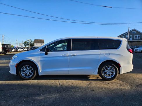 New 2026 Chrysler Pacifica Select image 2