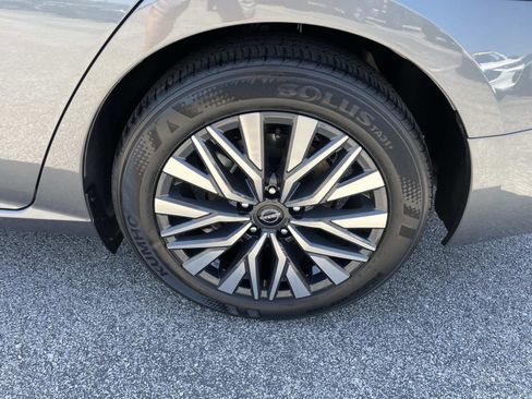 Used 2024 Nissan Altima 2.5 SV FWD image 9