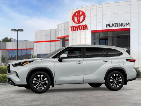 New 2026 Toyota Highlander XLE image 3