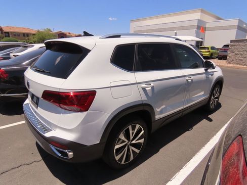 Used 2022 Volkswagen Taos SE FWD image 3