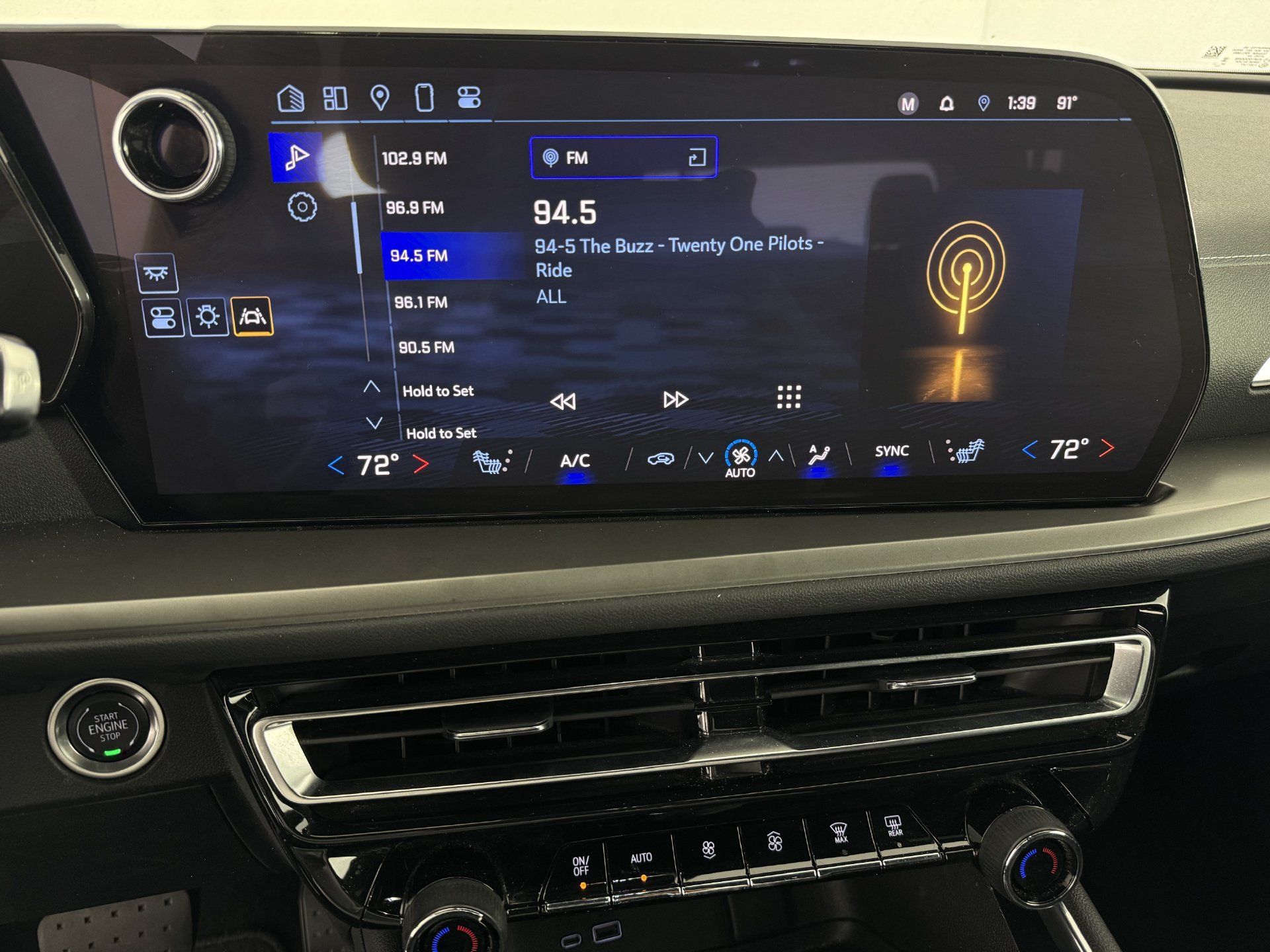 Used 2025 Chevrolet Traverse LT FWD image 23