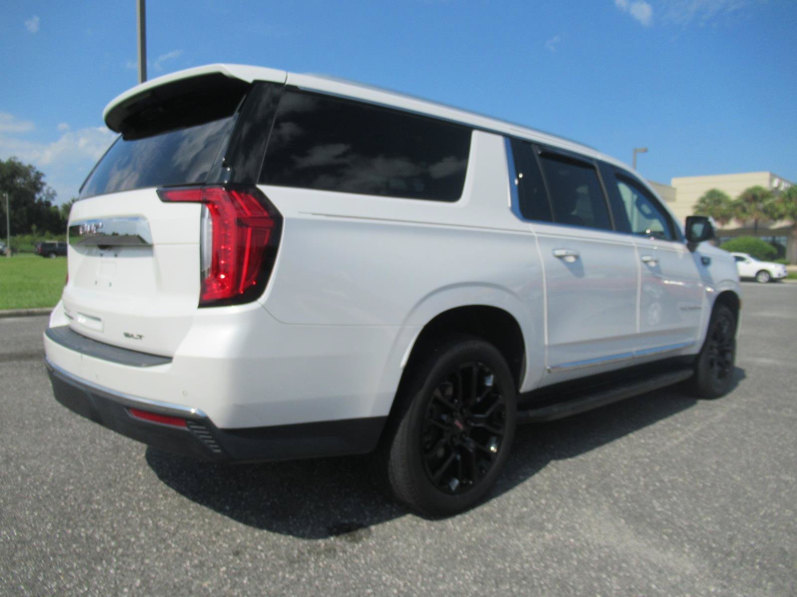 Certified 2022 GMC Yukon XL SLT w/ SLT Premium Package AWD/4WD image 7