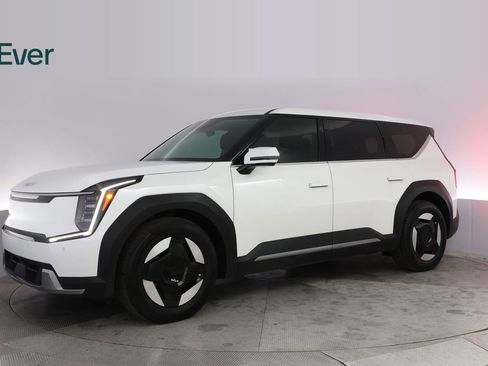 Used 2024 Kia EV9 Light Long Range RWD image 18