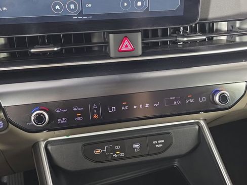 Used 2025 Kia Carnival FWD image 24