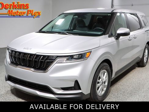 Used 2023 Kia Carnival LX image 1