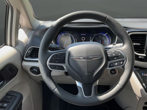 Used 2024 Chrysler Pacifica Touring-L FWD image 20