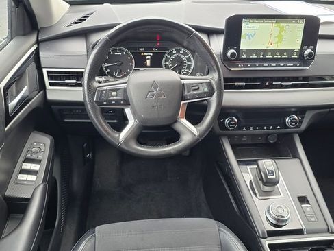 Used 2024 Mitsubishi Outlander FWD image 11