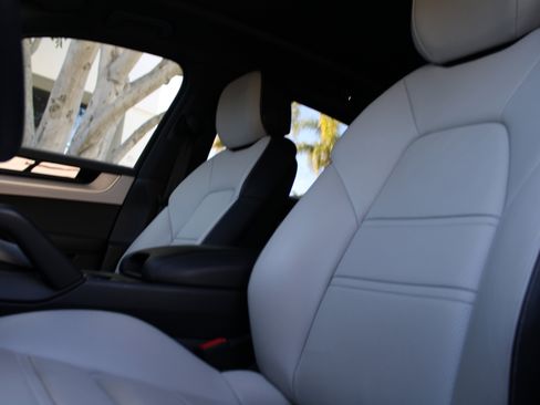 Certified 2025 Porsche Cayenne image 5