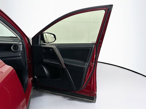 Used 2018 Toyota RAV4 LE image 29