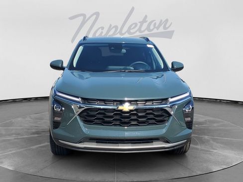 Used 2025 Chevrolet Trax LT FWD image 2