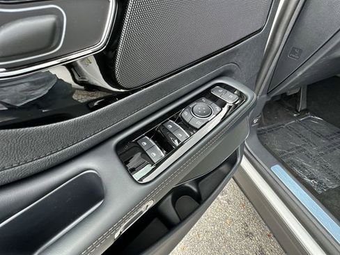 New 2025 Lincoln Aviator AWD image 13