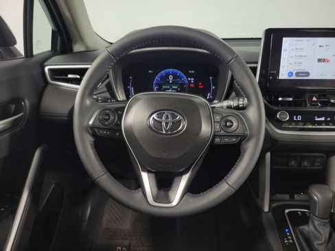 Used 2025 Toyota Corolla Cross XLE w/ Convenience Package AWD/4WD image 18