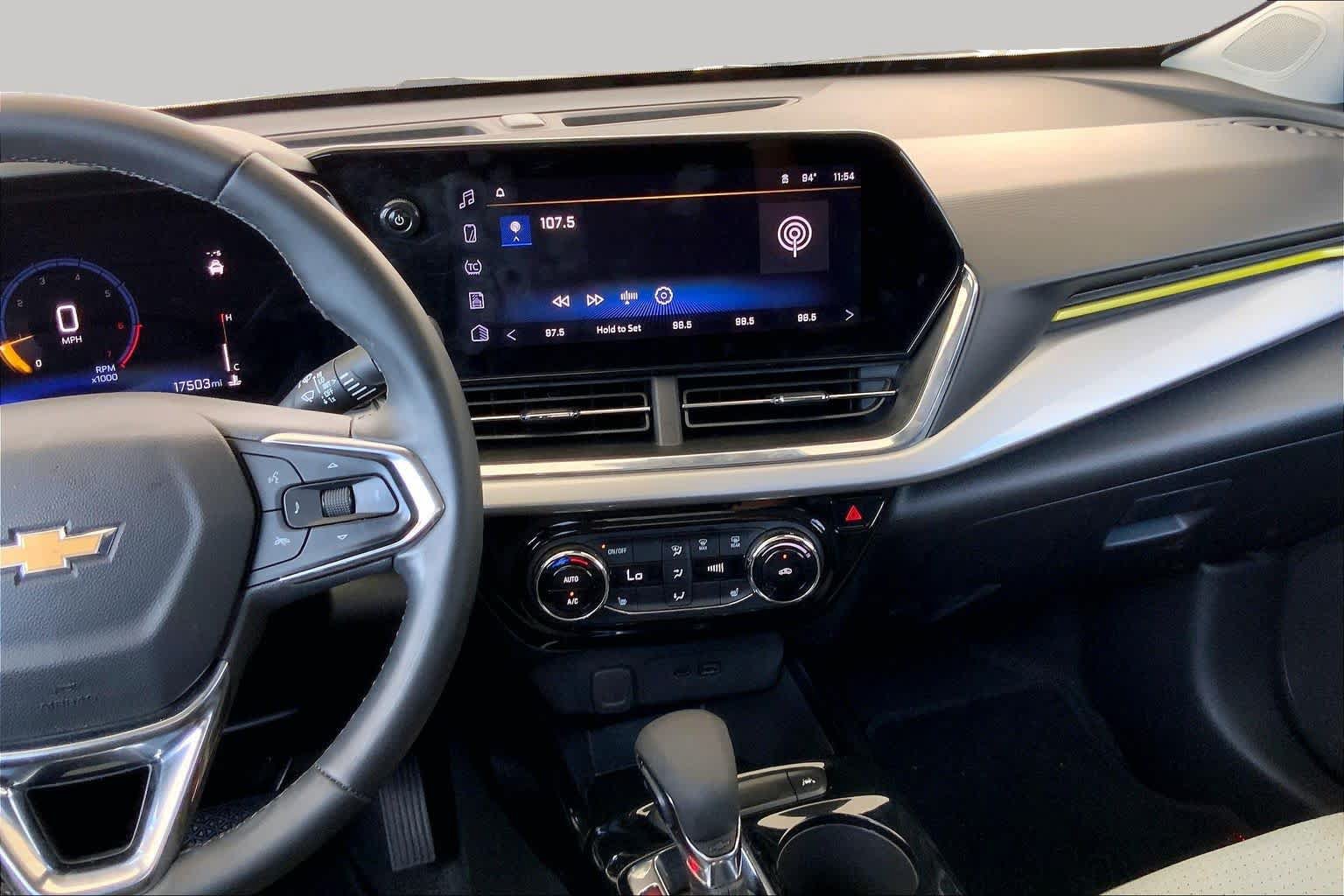 Used 2025 Chevrolet Trax LT w/ LT Convenience Package FWD image 7