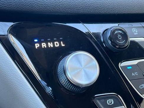 Used 2020 Chrysler Pacifica Touring-L image 25