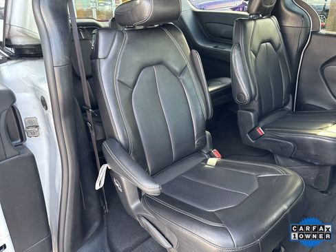 Used 2025 Chrysler Pacifica Select image 51