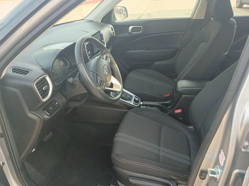 Used 2025 Hyundai Venue SEL FWD image 4
