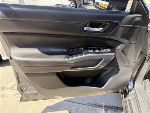 Used 2022 Nissan Pathfinder SL FWD image 14