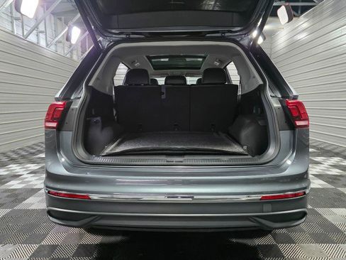 Used 2024 Volkswagen Tiguan SE w/ Panoramic Sunroof Package image 37