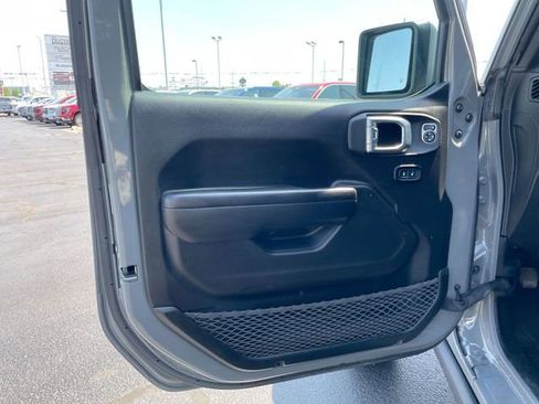 Used 2021 Jeep Wrangler Unlimited Rubicon w/ LED Lighting Group AWD/4WD image 9