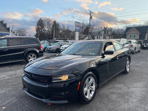 Used 2018 Dodge Charger SXT image 2