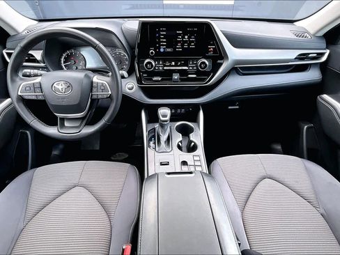 Used 2025 Toyota Highlander LE FWD image 15