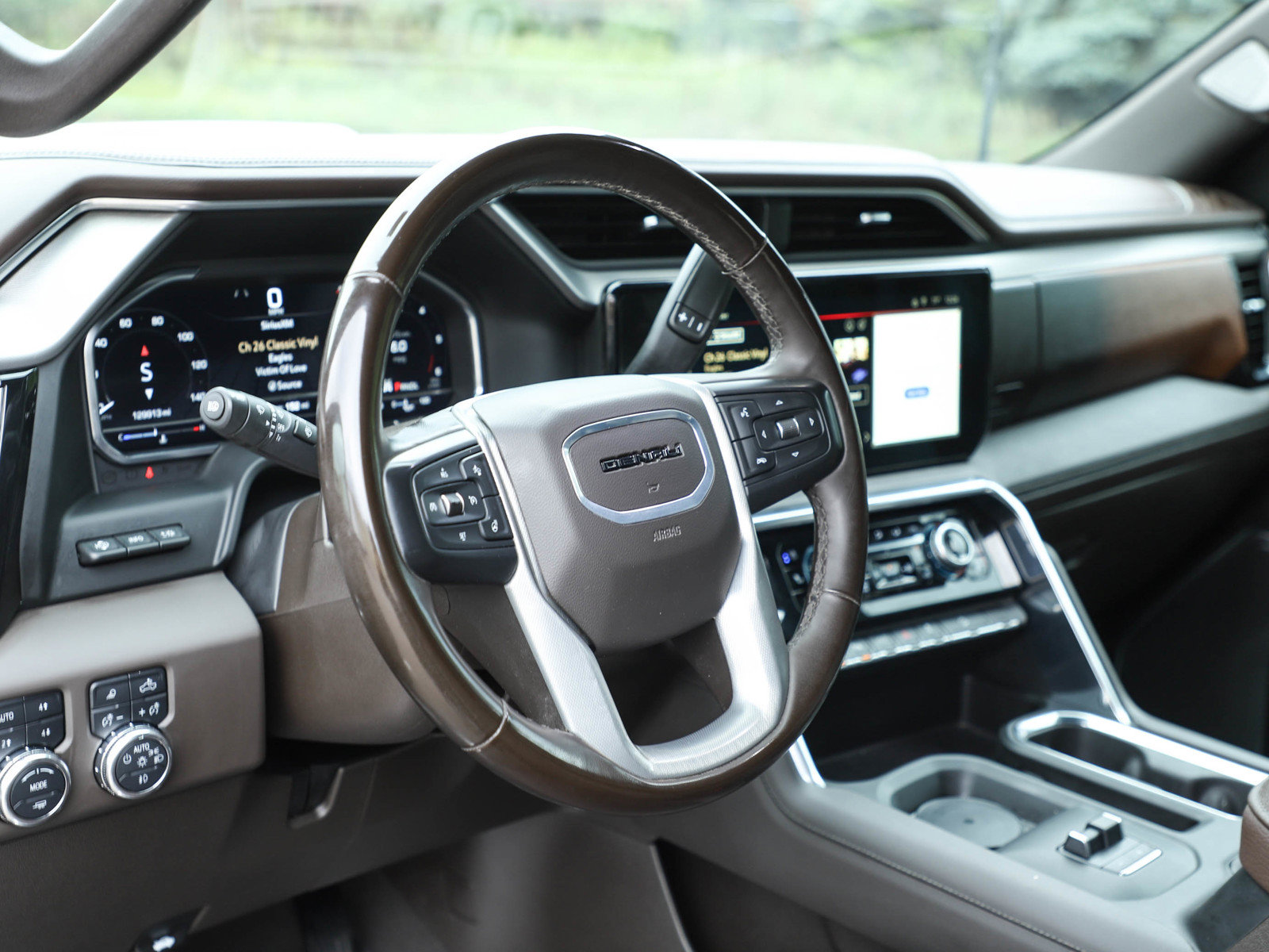 Used 2024 GMC Sierra 3500 Denali w/ Technology Package AWD/4WD image 21