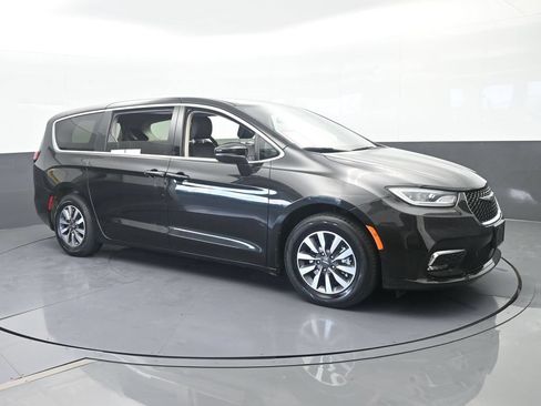 Used 2023 Chrysler Pacifica Touring-L FWD image 8