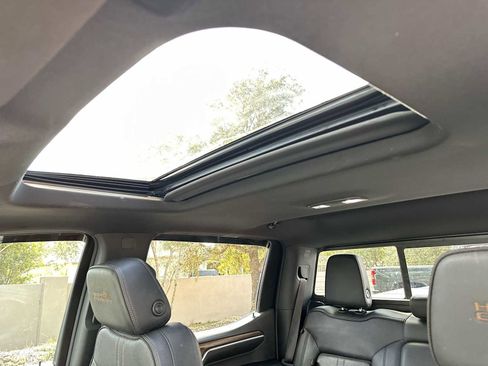 Used 2022 Chevrolet Silverado 1500 High Country w/ High Country Premium Package image 17