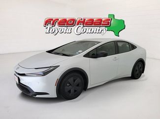 Used 2025 Toyota Prius LE FWD video 1