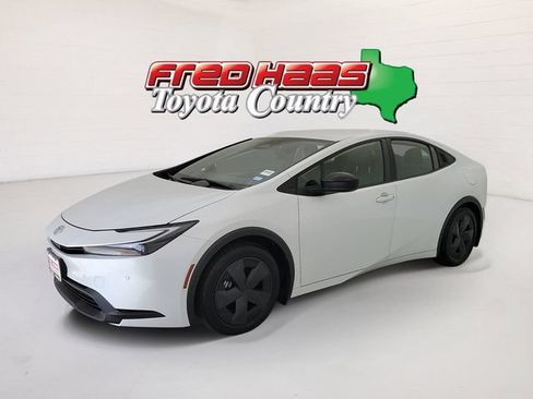 Used 2025 Toyota Prius LE FWD image 1