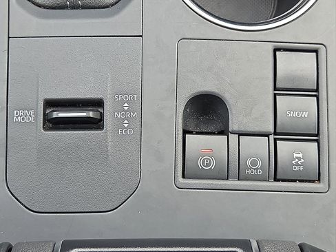 Used 2025 Toyota Highlander LE FWD image 18