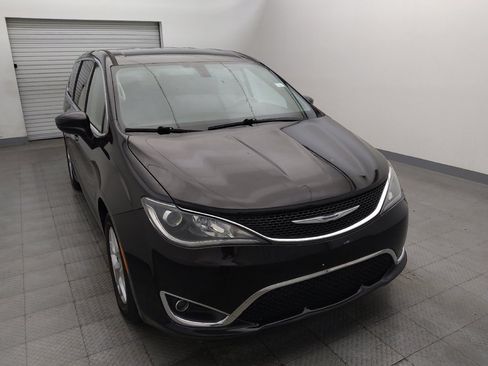 Used 2019 Chrysler Pacifica Touring Plus w/ Tire & Wheel Group FWD image 14