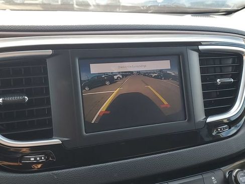 Used 2022 Chrysler Voyager LX FWD image 19