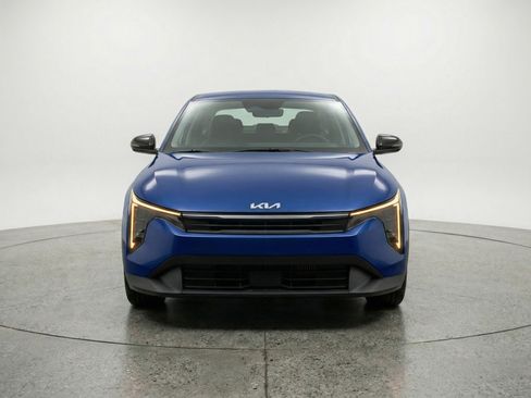 Used 2025 Kia K4 LXS image 2