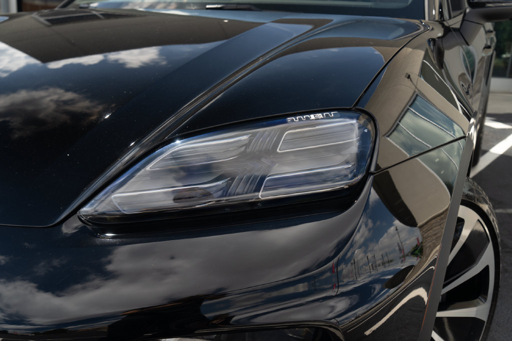 Used 2025 Porsche Macan 4 Electric AWD/4WD image 3