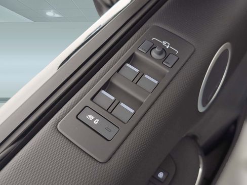 Used 2025 Land Rover Discovery Dynamic SE image 12