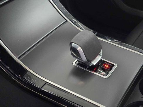 New 2024 Land Rover Range Rover Velar Dynamic SE image 23