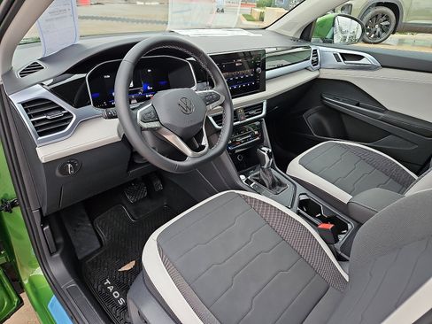 New 2026 Volkswagen Taos SE image 11