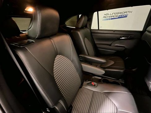 Used 2021 Toyota Highlander XSE FWD image 22